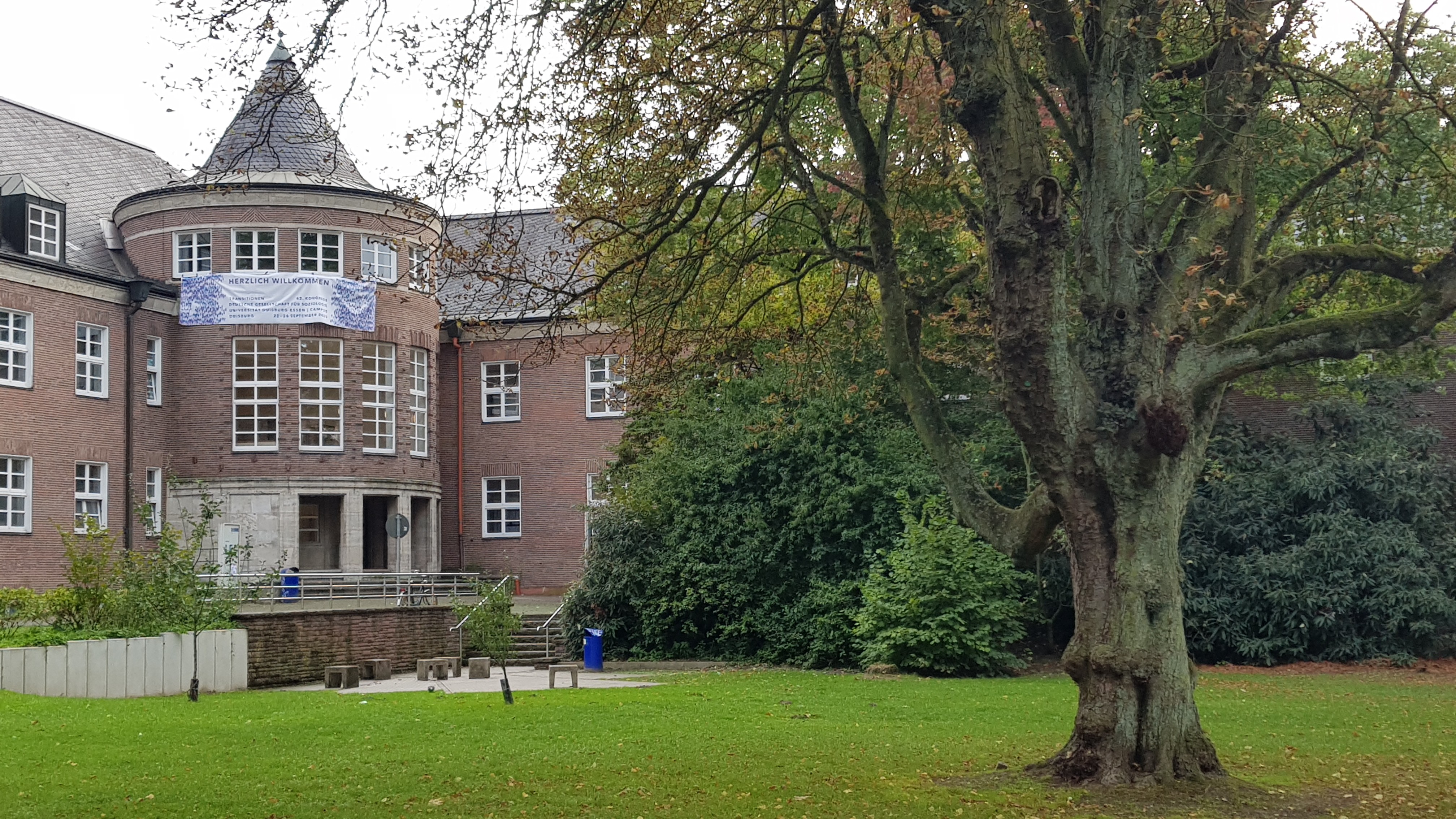 Ein freundliches Grußwort am LF-Gebäude