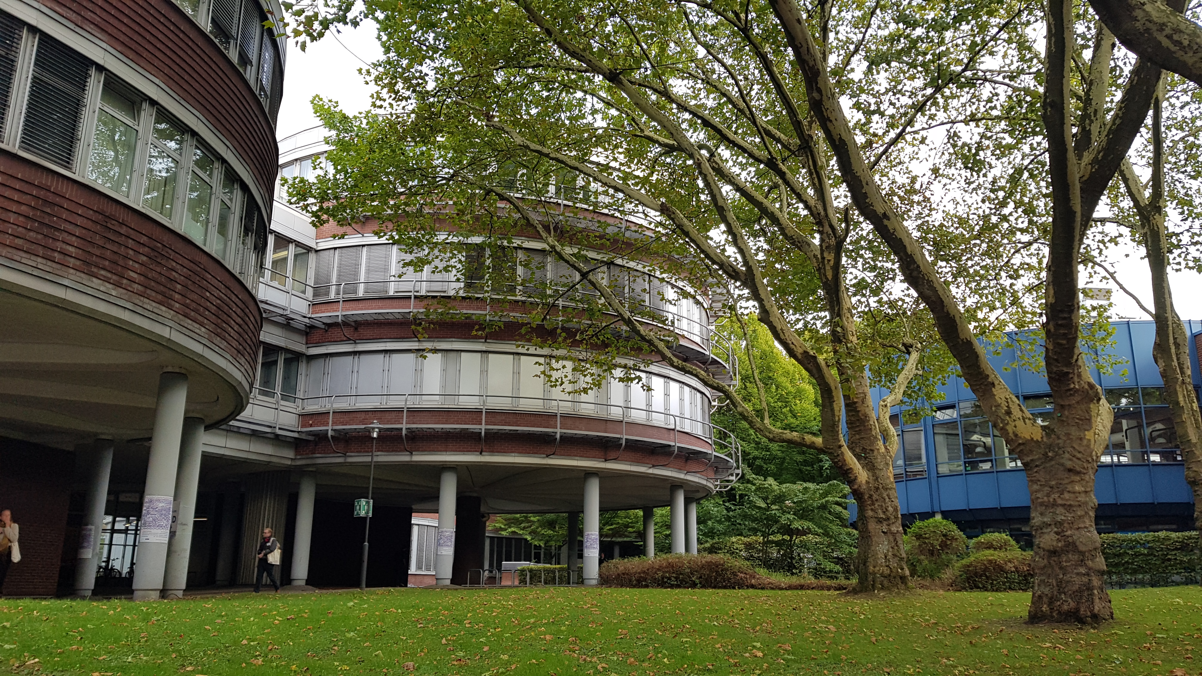 Vor dem MD-Gebäude der Uni Duisburg