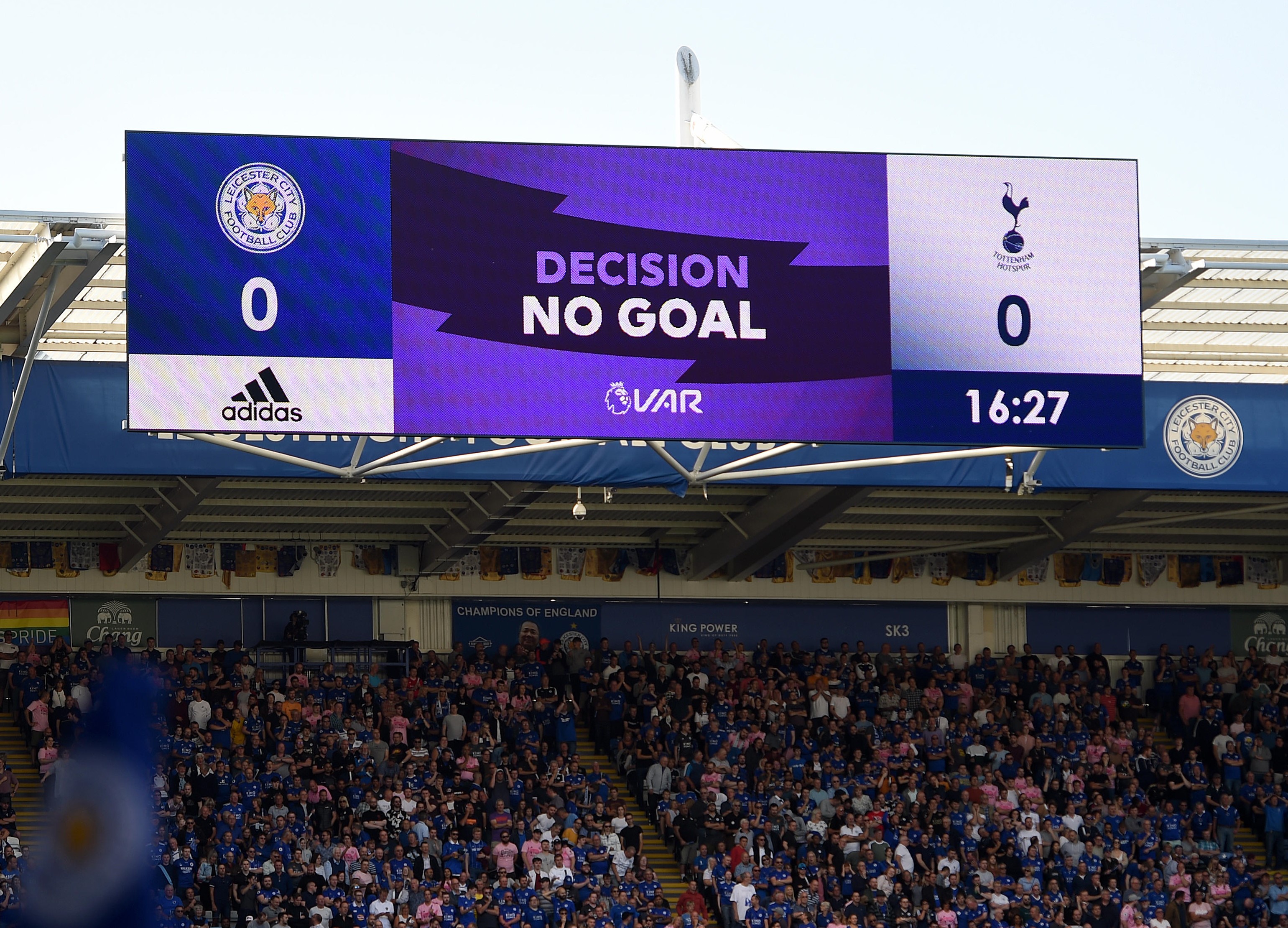 Eine Videoleinwand zeigt im Fußballstadion die VAR-Entscheidung "No Goal" an.