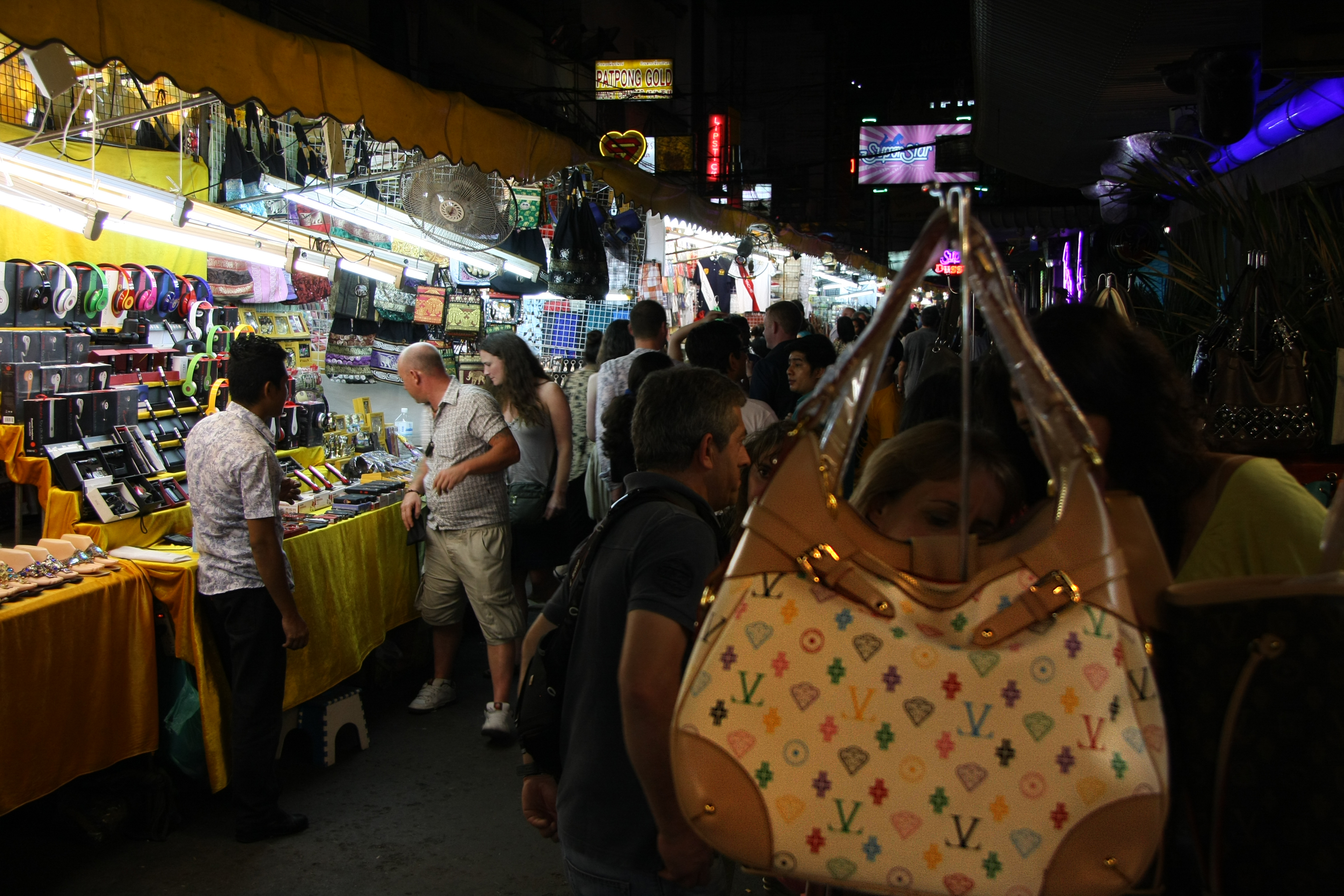 Dunkle Geschäfte? Der Patgong Nachtmarkt in Bangkok, aufgenommen 2012
